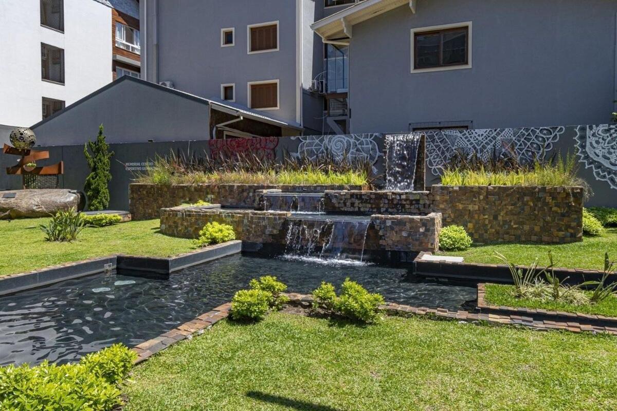 Rosa Edificio Boulevard Apartment